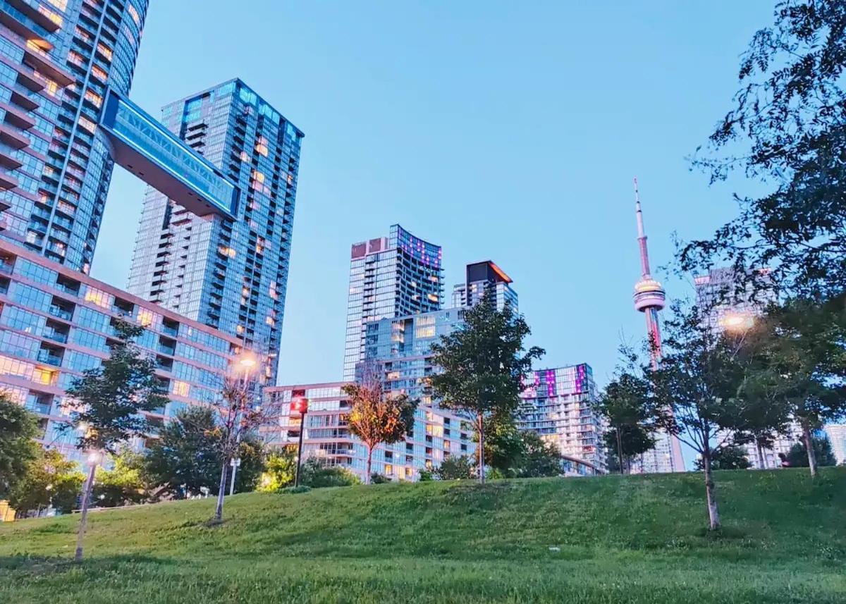 Upscale Downtown Toronto Condos By Cn Tower Екстер'єр фото