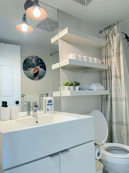 Upscale Downtown Toronto Condos By Cn Tower Екстер'єр фото
