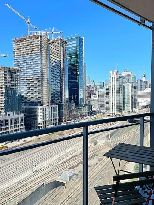 Upscale Downtown Toronto Condos By Cn Tower Екстер'єр фото